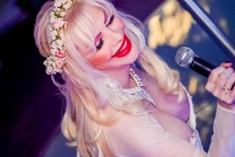 Cicciolina pornós munkát végzett