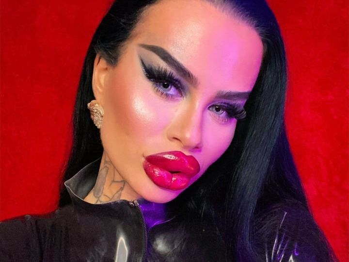 Fetisch Barbie OnlyFans modell erotikus munkát végez