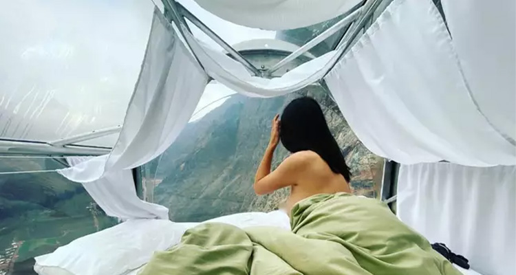 Mia Lee escort munkát végez